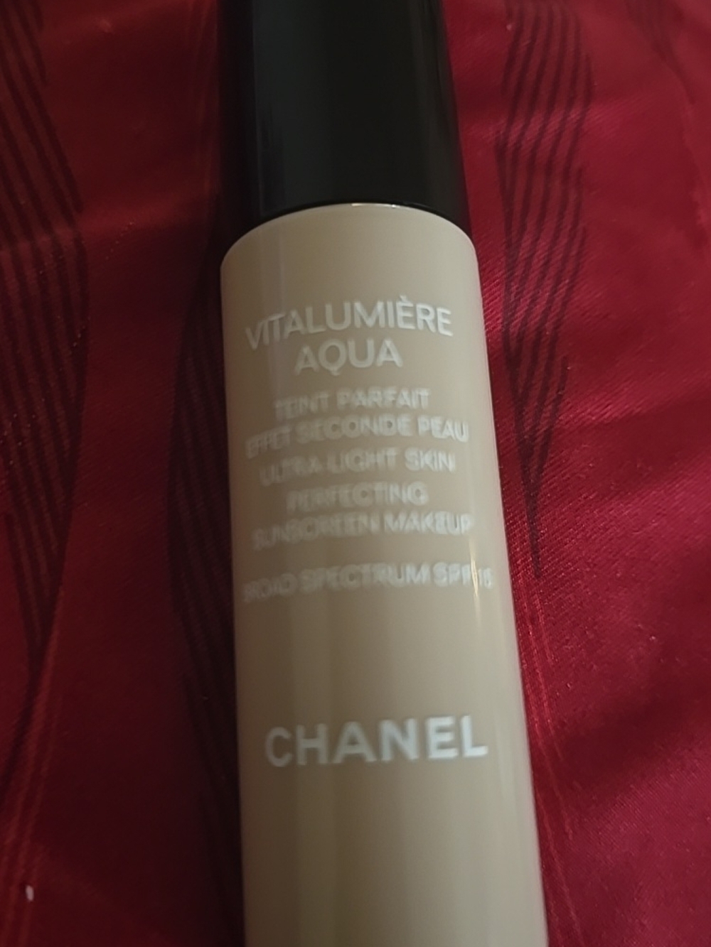 CHANEL Vitalumière Aqua Liquid Foundation - 30 Beige